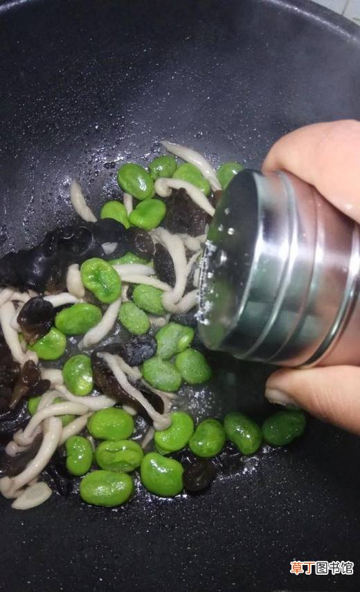 怎样做美味的白玉菇木耳蚕豆面？