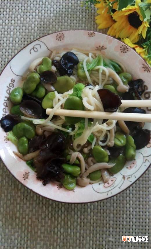 怎样做美味的白玉菇木耳蚕豆面？
