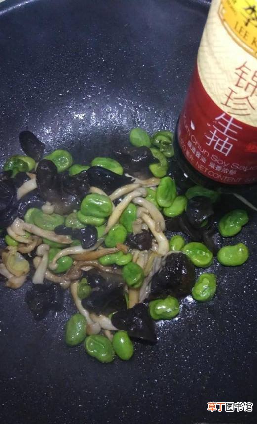 怎样做美味的白玉菇木耳蚕豆面？
