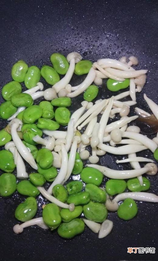 怎样做美味的白玉菇木耳蚕豆面？