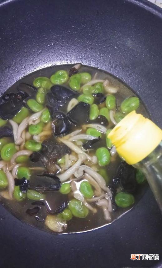 怎样做美味的白玉菇木耳蚕豆面？