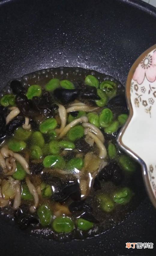 怎样做美味的白玉菇木耳蚕豆面？