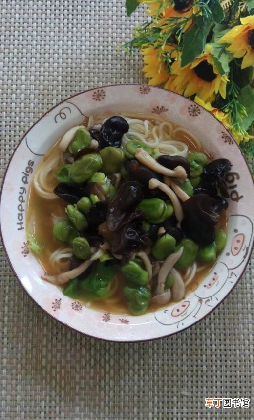 怎样做美味的白玉菇木耳蚕豆面？