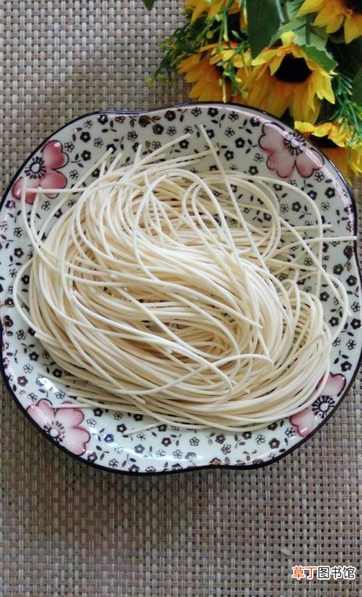 怎样做美味的白玉菇木耳蚕豆面？