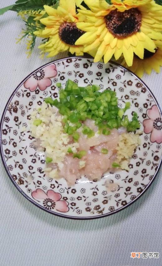 怎样做美味的胡萝卜鸡胸肉青椒圈？