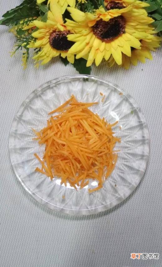 怎样做美味的胡萝卜鸡胸肉青椒圈？