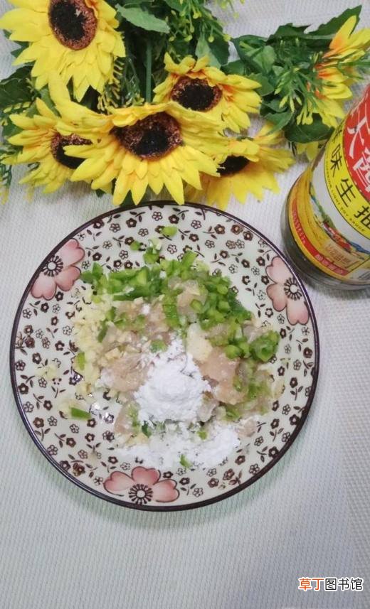 怎样做美味的胡萝卜鸡胸肉青椒圈？