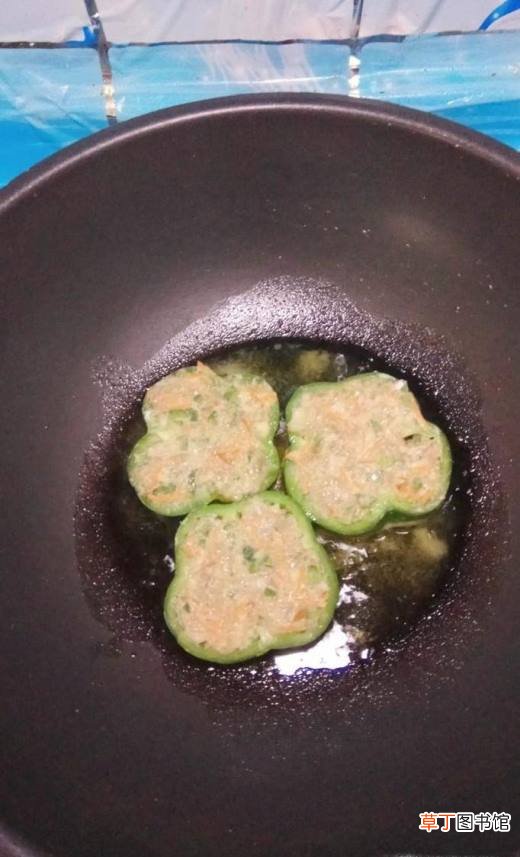 怎样做美味的胡萝卜鸡胸肉青椒圈？
