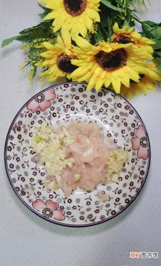 怎样做美味的胡萝卜鸡胸肉青椒圈？
