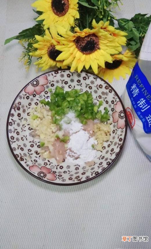 怎样做美味的胡萝卜鸡胸肉青椒圈？