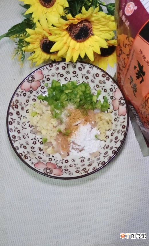 怎样做美味的胡萝卜鸡胸肉青椒圈？