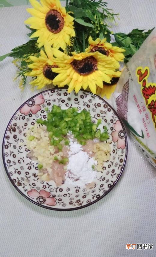 怎样做美味的胡萝卜鸡胸肉青椒圈？