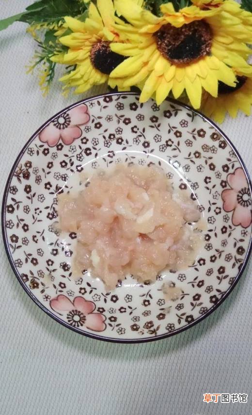 怎样做美味的胡萝卜鸡胸肉青椒圈？