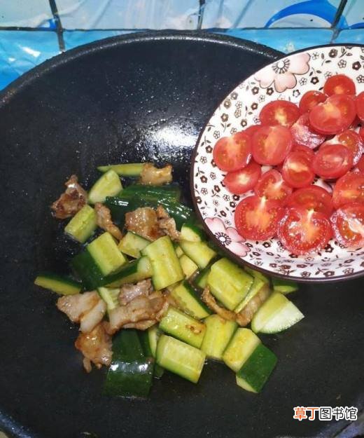 怎样做美味的黄瓜圣女果炒肉？