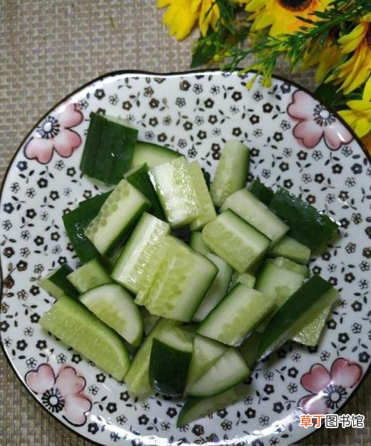 怎样做美味的黄瓜圣女果炒肉？