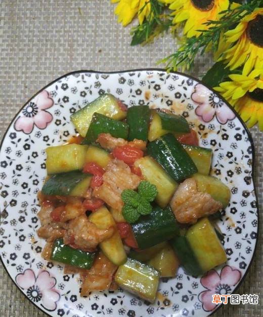 怎样做美味的黄瓜圣女果炒肉？