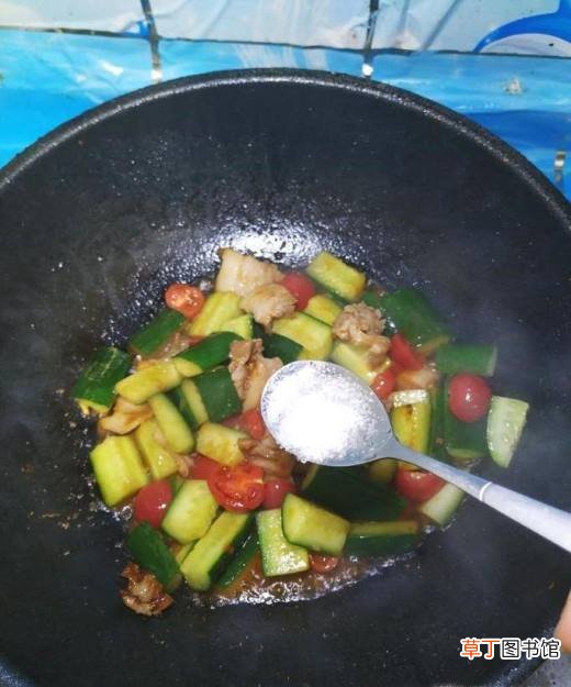 怎样做美味的黄瓜圣女果炒肉？