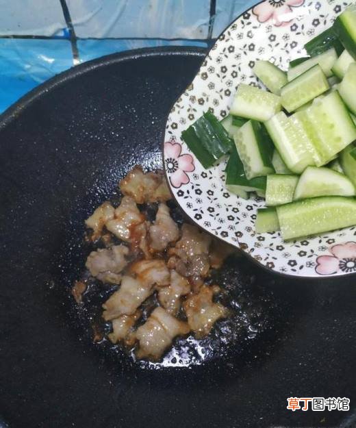 怎样做美味的黄瓜圣女果炒肉？