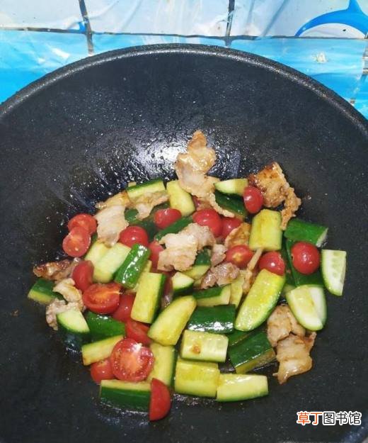 怎样做美味的黄瓜圣女果炒肉？