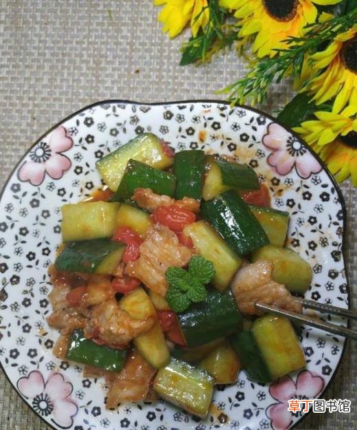 怎样做美味的黄瓜圣女果炒肉？