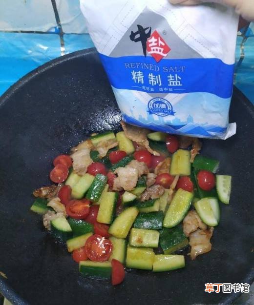 怎样做美味的黄瓜圣女果炒肉？