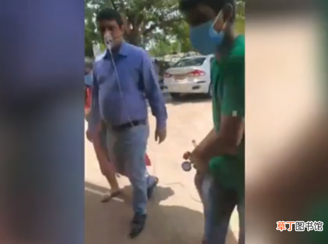 印度疫情最新消息 印度男子确诊新冠后带氧气瓶上班