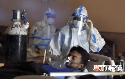 印度疫情最新消息 印度男子确诊新冠后带氧气瓶上班