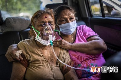 印度疫情最新消息 印度男子确诊新冠后带氧气瓶上班