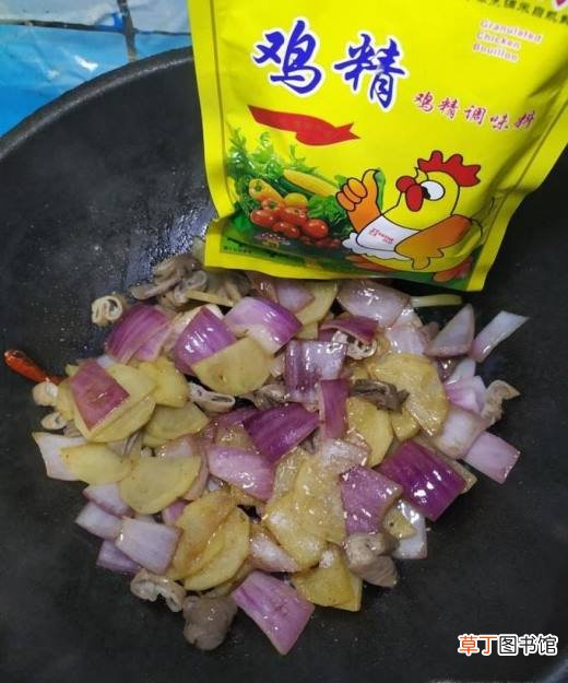 怎样做美味的豆豉洋葱土豆炒大肠？
