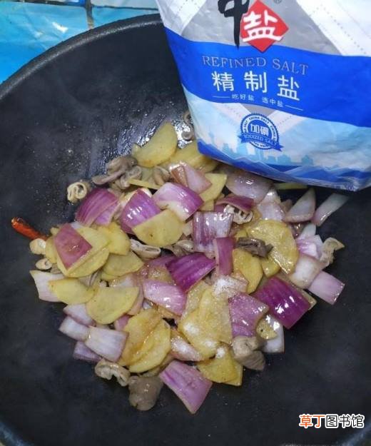 怎样做美味的豆豉洋葱土豆炒大肠？