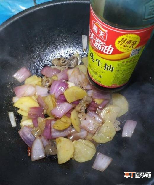 怎样做美味的豆豉洋葱土豆炒大肠？