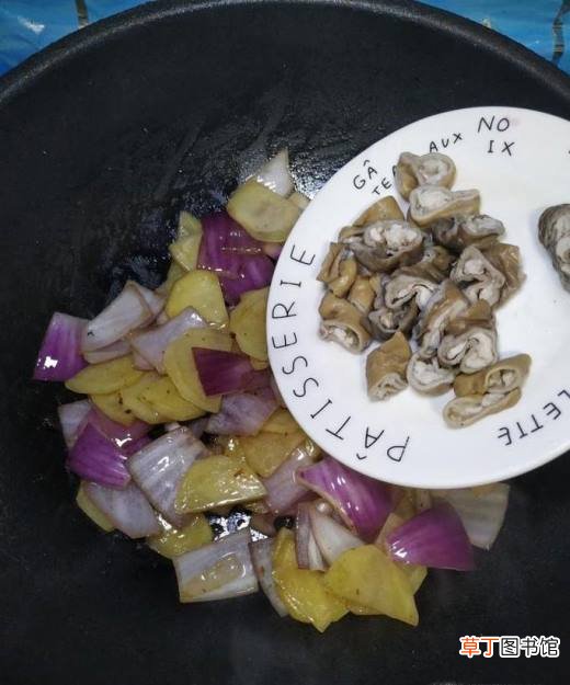 怎样做美味的豆豉洋葱土豆炒大肠？