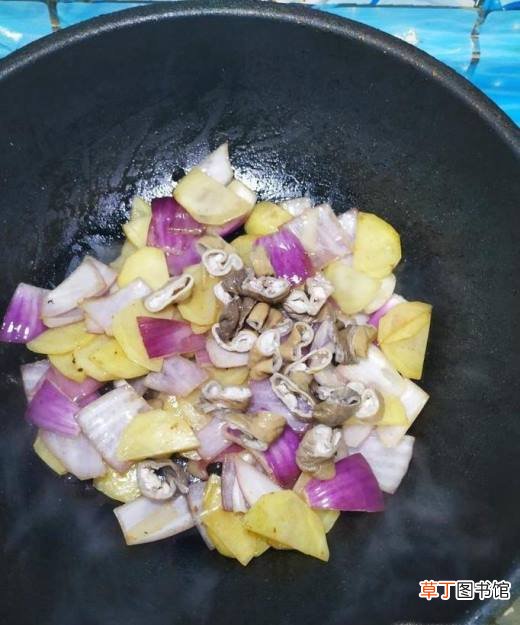 怎样做美味的豆豉洋葱土豆炒大肠？