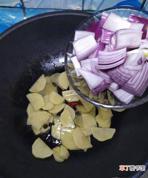 怎样做美味的豆豉洋葱土豆炒大肠？