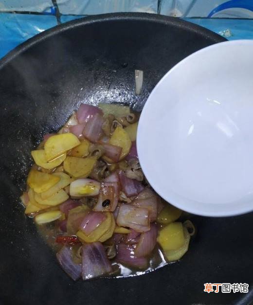 怎样做美味的豆豉洋葱土豆炒大肠？