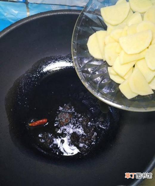 怎样做美味的豆豉洋葱土豆炒大肠？