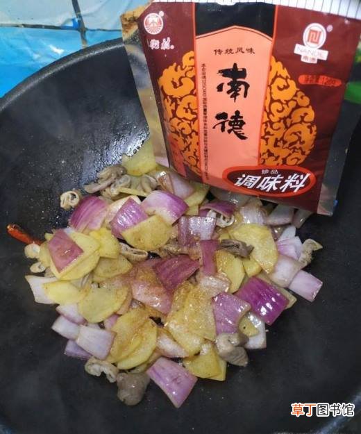 怎样做美味的豆豉洋葱土豆炒大肠？