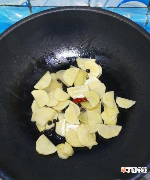 怎样做美味的豆豉洋葱土豆炒大肠？