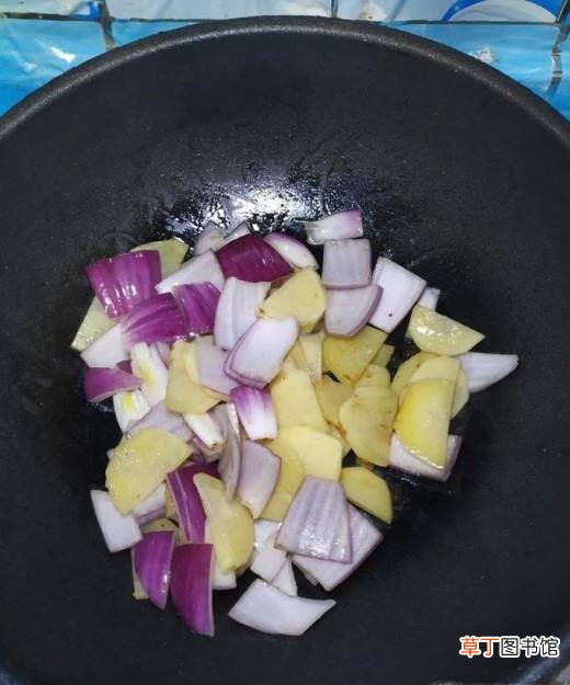 怎样做美味的豆豉洋葱土豆炒大肠？