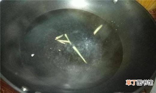 玉米炖排骨架的家常做法