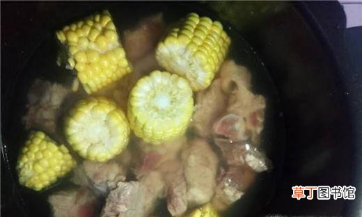 玉米炖排骨架的家常做法