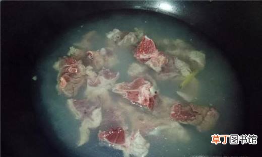 玉米炖排骨架的家常做法