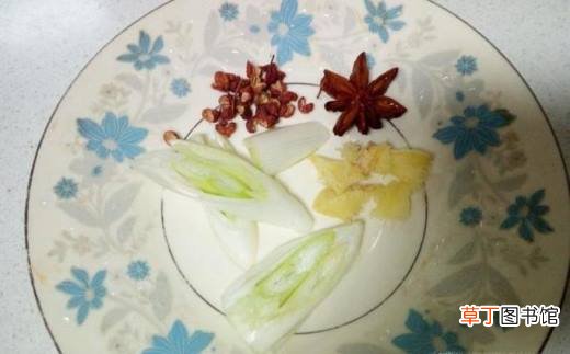 鸡腿炖芸豆土豆的家常做法