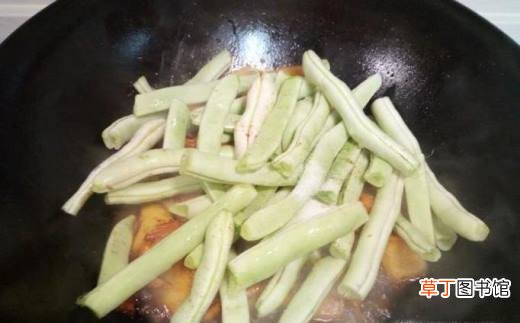 鸡腿炖芸豆土豆的家常做法