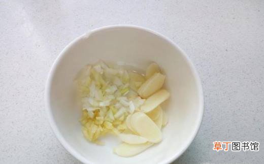 杏鲍菇圆葱炒肉的家常做法