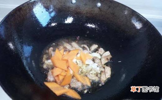 杏鲍菇圆葱炒肉的家常做法