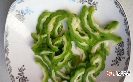 鸡肝拌苦瓜的家常做法