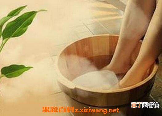 用盐水泡脚的好处有哪些