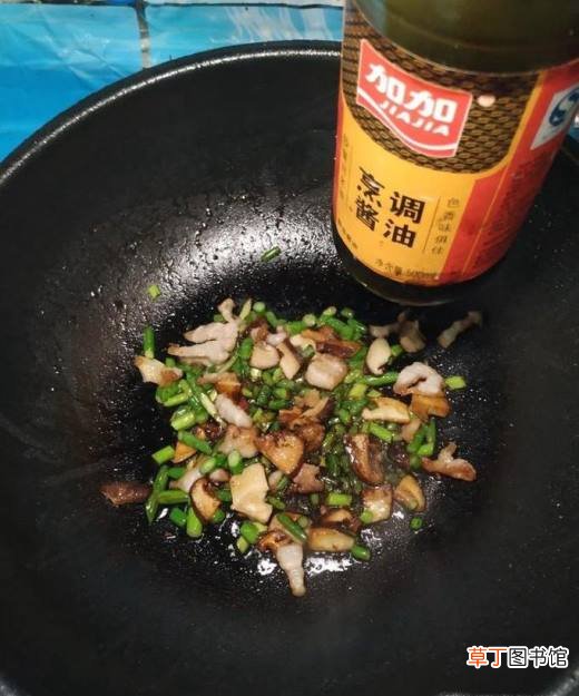 怎样做美味的蒜苔香菇炸酱面？