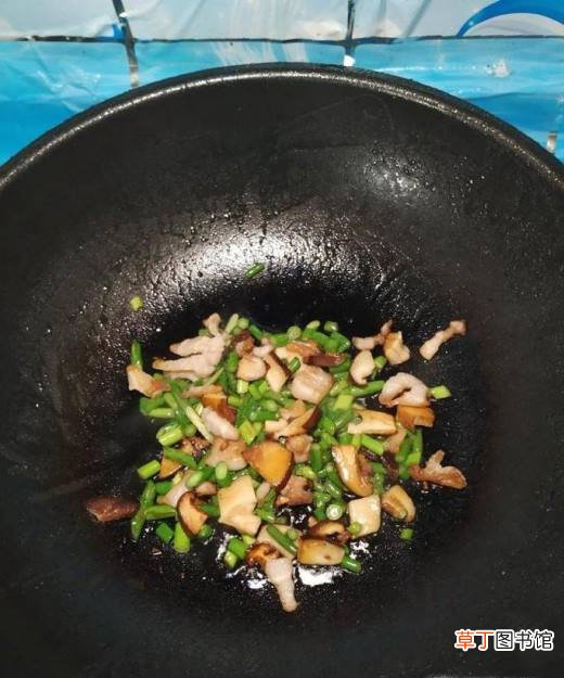 怎样做美味的蒜苔香菇炸酱面？